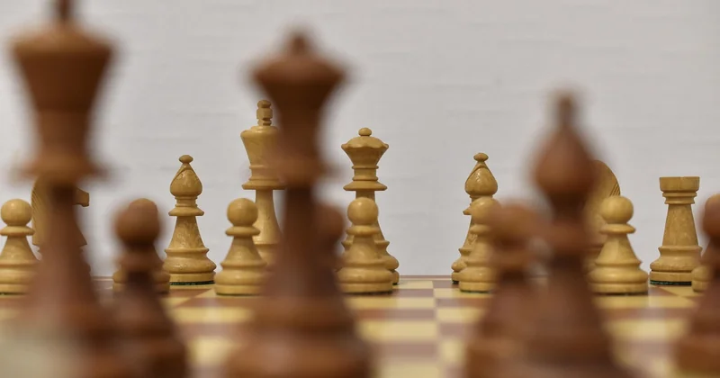 Choosing between penetration and skimming in an unfamiliar market